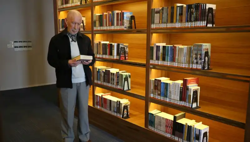 71 Yıldır Süren Okuma Tutkusuyla 8 Yaşındaki Çocuk, Herkesin Gözdesi Oldu!