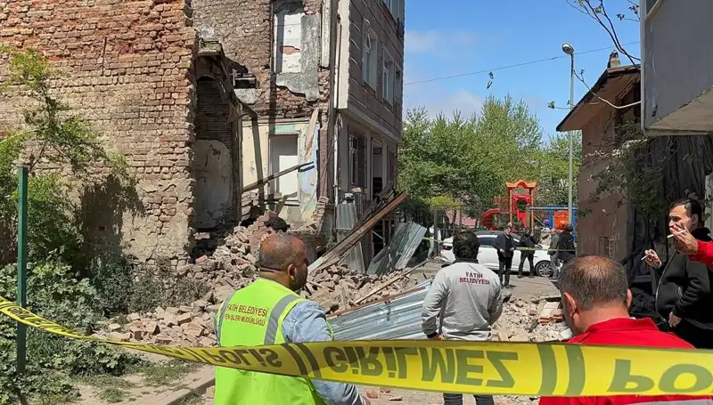 İstanbulluları Şoke Eden Deprem: Fatih’te Bina Çöktü!