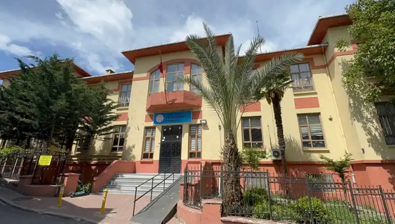 Depremde Hasar Gören Okullar Boşaltılıyor: Öğrenciler İçin Yeni Çözümler Aranıyor