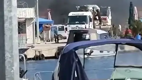 Tuzla'daki Balıkçı Barınağında Korkutan Lastik Yangını: Yangın Kontrol Altına Alındı