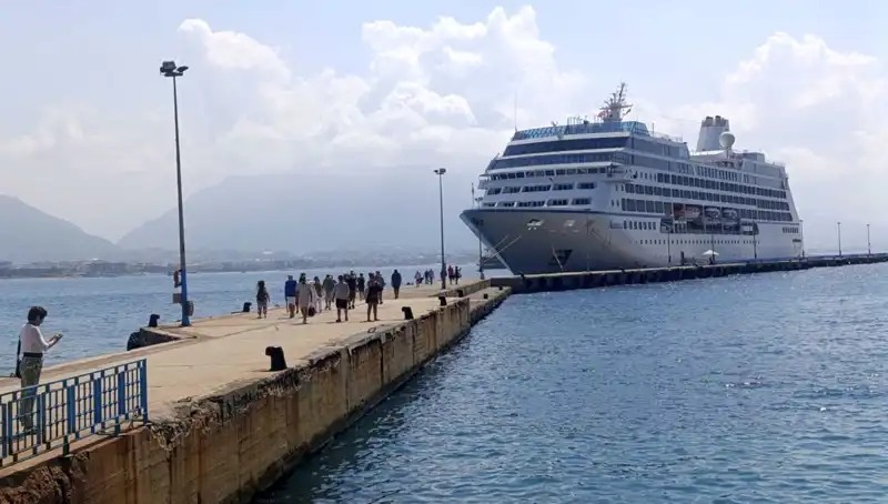 ABD’li Turistler, Alanya'da Yaz Tatilinin Keyfini Kruvaziyerle Çıkarıyor