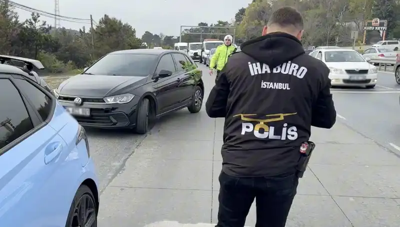 Emniyet Şeridini İhlal Eden Şoför: Suçunu Yolda Buldu!