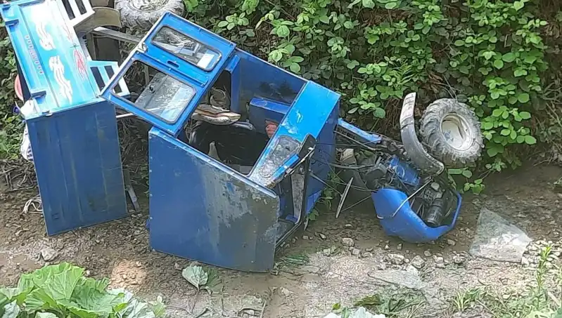 Kontrolden Çıkan Pat Pat Dereye Devirdi: İki Kişi Yaralandı