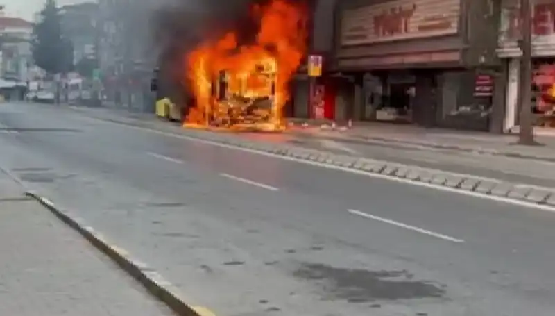 Ümraniye'de Korku Dolu Anlar: Birden Alev Alan Araç Kaza Yaptı