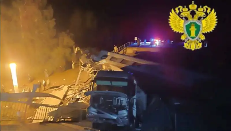 Rusya'da İki Köprünün Çöküşü ve Raydan Çıkan Trenler: Trajik Kaza