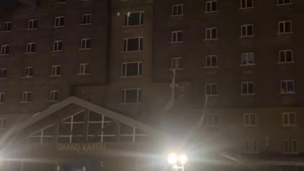 Otel yangınında çarşaflarla kurtulma çabası