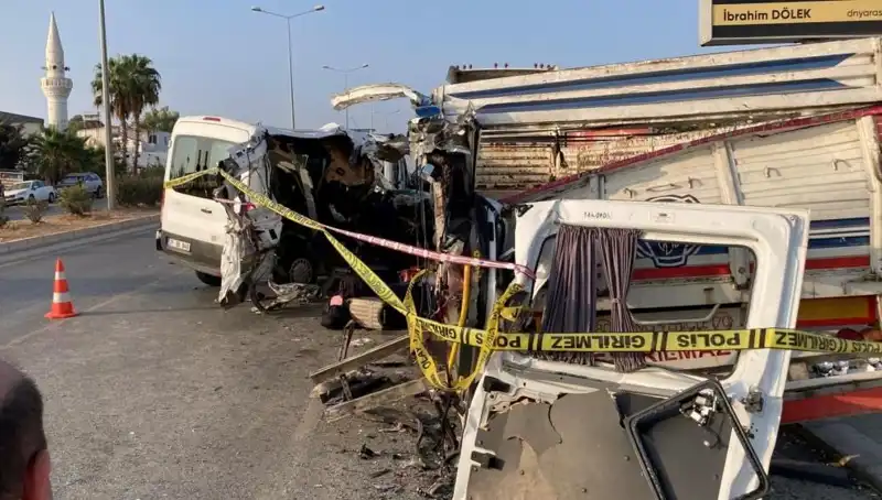 Mersin'de Tatil Yolunda Feci Kaza: İki Hayat Gitti, On Yaralı