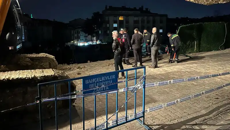 İstanbul'da İnşaat Alanında Yaşanan Yol Çökme Olayı Panik Yarattı
