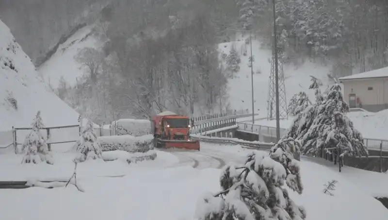 Bolu Dağı'nda Beklenmedik Kar Yağışı: Kış Manzarası Hayran Bıraktı