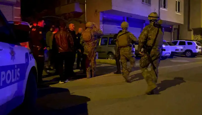 Balkondan Tüfekle Ateş Açan Şahıs, Polisi Görünce Kendini Eve Kapatmayı Tercih Etti