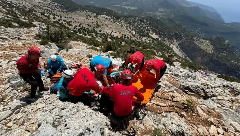 Fethiye'de Paraşüt Faciası: Kayalıklara Düşen İki Dağcı Hayatını Kaybetti