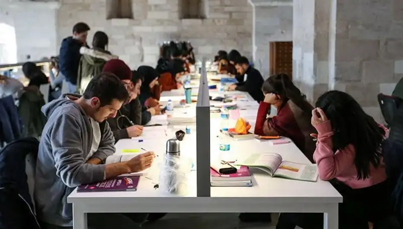 Üniversitelerin Yeni Eğitim Takvimleri Açıklandı: Öğrencileri Neler Bekliyor?