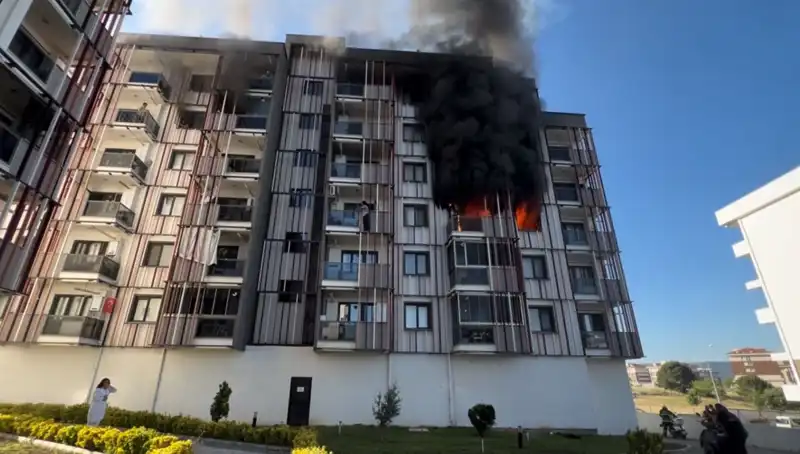 Çanakkale'deki Yangın Alarmı: Geceyi Korku İçinde Geçiren Vatandaşlar