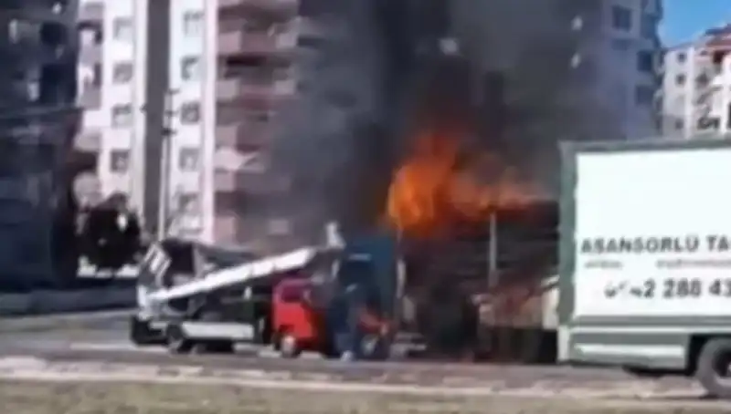 TIR'da Çıkan Yangın, Alev Alev Kül Olmasına Neden Oldu