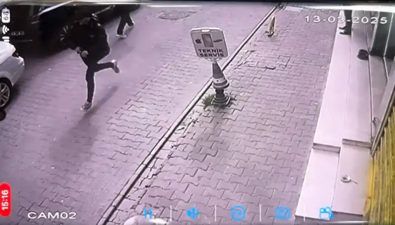 İstanbul’da Silahlı Saldırı: Bacağından Vurulan Genç Hayatta Kalmayı Başardı