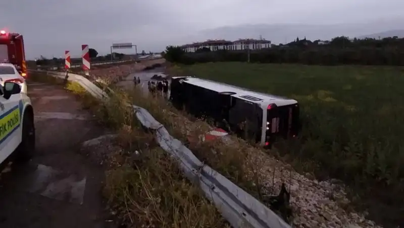 Manisa'da Yolcu Otobüsü Kazası: Yaralı Sayısı 15'e Yükseldi