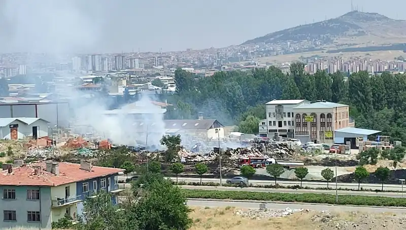 Otluk Alanda Başlayan Yangın, Depoyu Kül Etti: Korku Dolu Anlar!