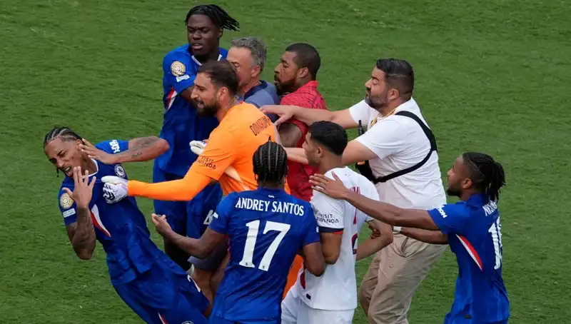 Dev Finalin Ardından Futbol Arenasında Şok Eden Olay: Teknik Direktörden Yumruk!