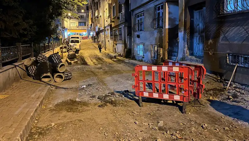 Bayrampaşa'da Altyapı Çalışmaları Sırasında Rögar Kapağı Patladı, Alarm Verdi!