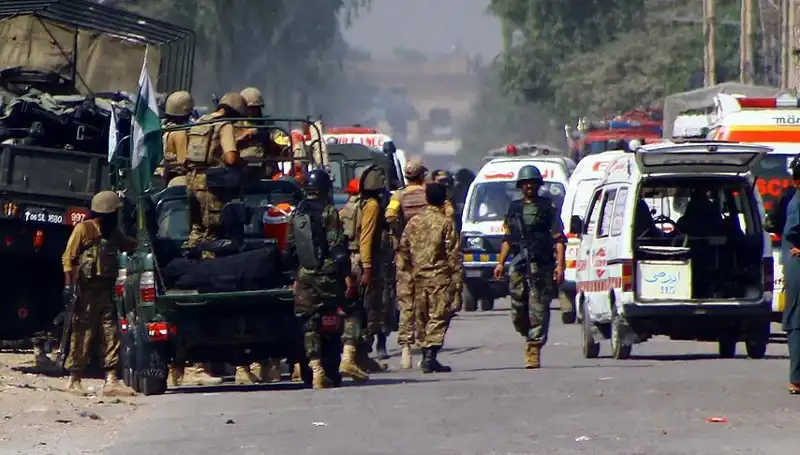 Pakistan'da Camide Bombalı Saldırı: 4 Yaralı, Güvenlik Endişeleri Artıyor