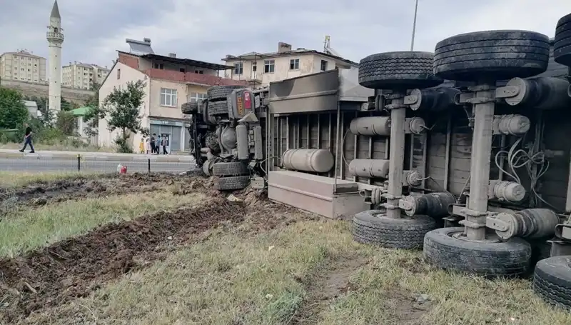 Freni Boşalan TIR, Erzurum'da Feci Kazaya Neden Oldu!