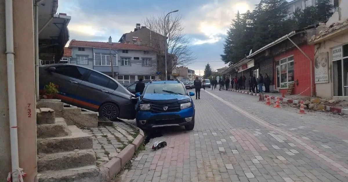 Kütahya'da Kontrolden Çıkan Araç Dehşet Saçtı: Önüne Gelen Her Şeyi Ezdi Geçti