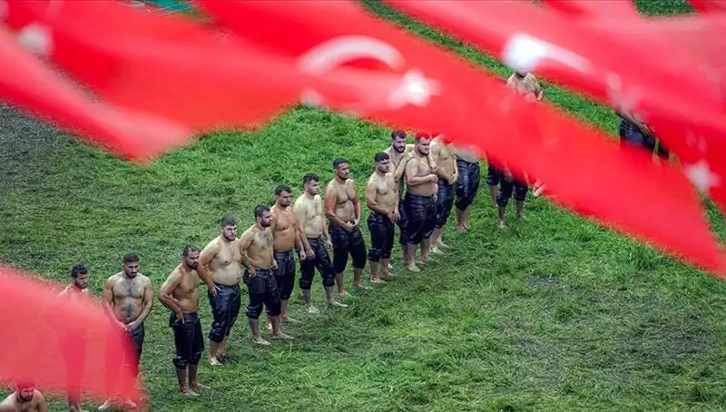 Kırkpınar Yağlı Güreşleri'nde Geleneğin Gücü: 40 Başpehlivan ve 826 Sporcu Arenada