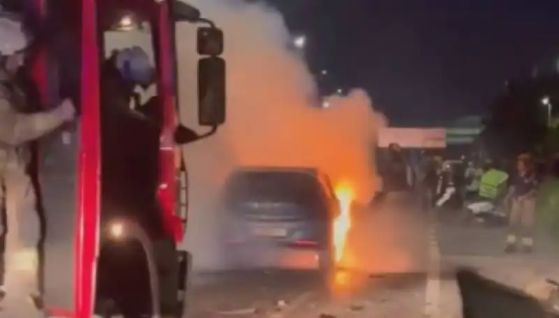 Otoyolda Bariyerlere Çarpan Araç Alev Alev Yandı: Olay Anı Kameralara Yansıdı