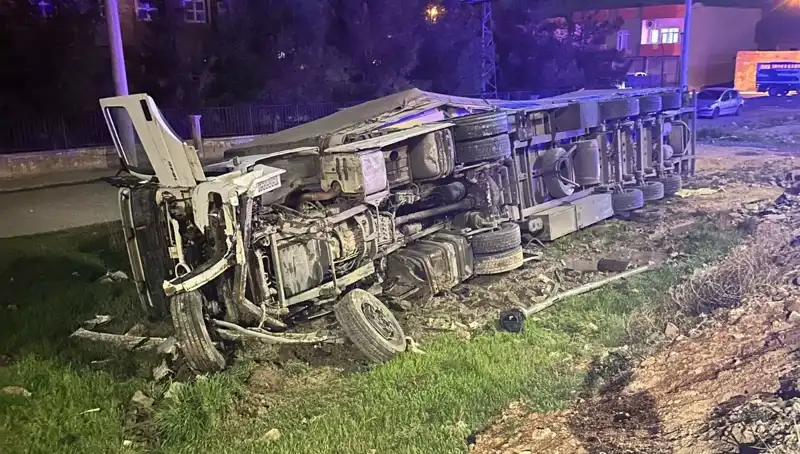 TIR Devrildi: 6 Kişi Yaralandı, Kaza Anı Havadan Görüntülendi