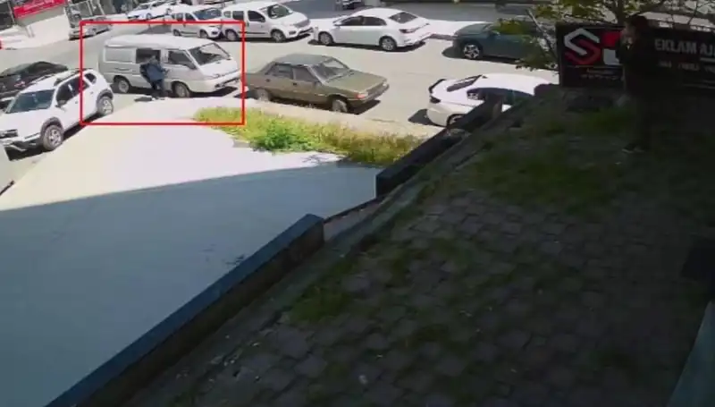 Aracını Çalmak İsteyen Hırsız, Sahibinin Elinde Suçüstü Yakalandı!