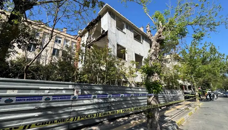 Bakırköy’deki Metruk Bina Depremle Yıkılma Noktasına Geldi