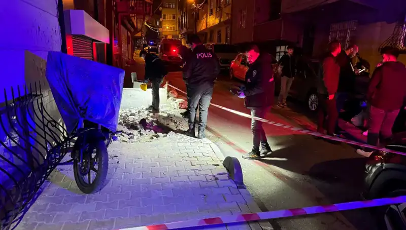 Küçükçekmece'de Plakasız Motosikletli Saldırı: Güvenlik Kameraları Ortaya Çıkardı
