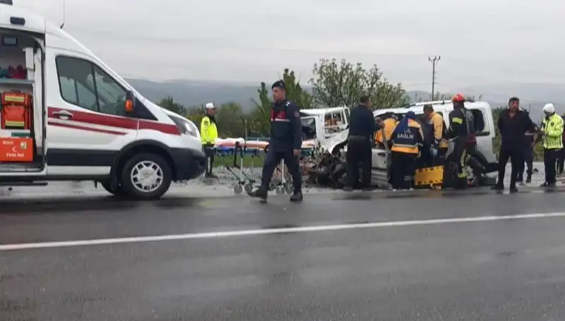 Denizli'de Faciaya Neden Olan Kaza: İki Araç Kafa Kafaya Çarpıştı