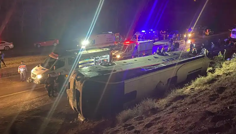 İşçi Servisinin Devrilmesi Sonucu 23 Kişi Yaralandı: Olayın Ayrıntıları Açıklandı