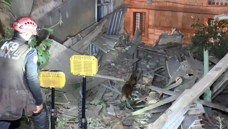 İstanbul'da Deprem Sonrası Şok Edici Çökme: Hasar Gören Bina Yıkıldı