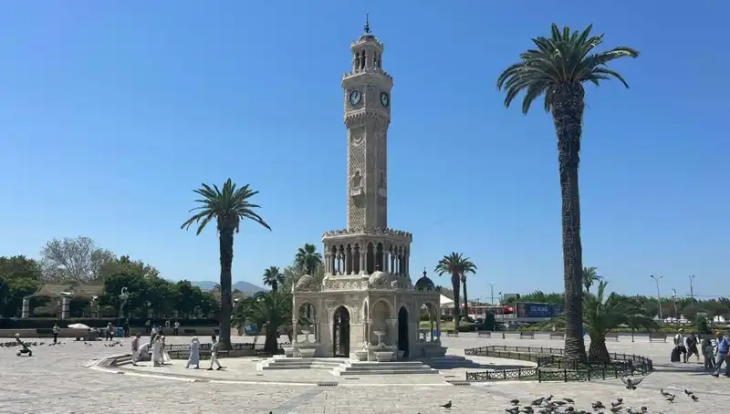 İzmir'de Sıcak Hava Dalgası: 42 Dereceye Ulaşan Hava Boşalan Meydanlar