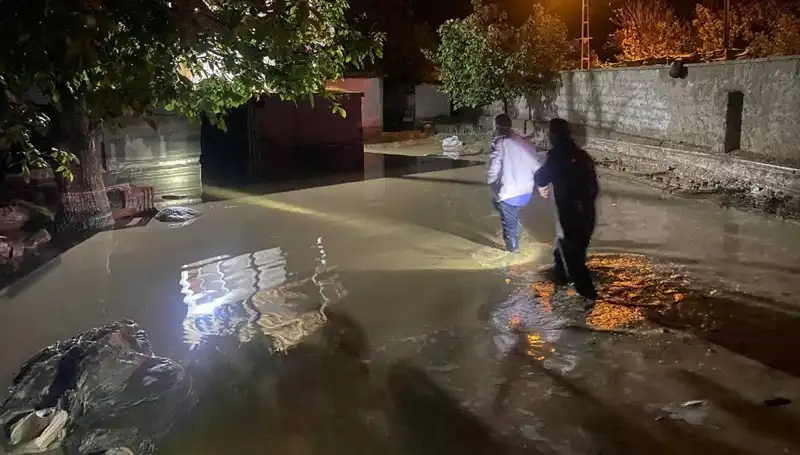 Kısa Sürede Gelen Şiddetli Yağış, 1 Evi Yıktı ve 3 Evi Boşaltmaya Zorladı