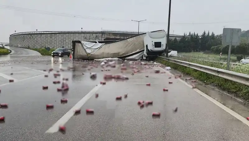 TIR Devrildi, Sıvı Yük Yola Saçıldı: Olay Anı Korku Dolu Anlar Yaratmıştı