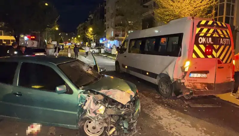 Otomobil Servis Minibüsüne Çarptı: 6 Yaralı, Kaza Anı Şaşkınlığa Yol Açtı