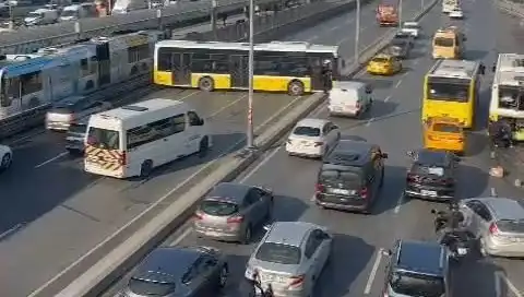 İETT Otobüsünün Karıştığı Kaza Şehirde Trafiği Felç Etti!