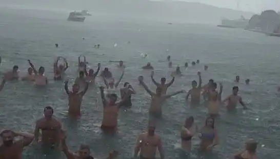 İstanbul'un Bebek Plajı'nda Yağmura Rağmen Denize Girenler Şaşırttı