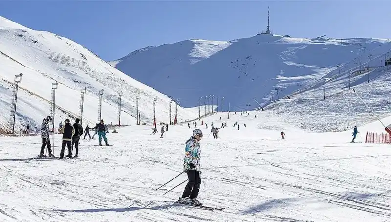 ** Palandöken Kayak Merkezi'nde Efsanevi Kar Kalınlığı: Kış Turizmi Zirveye Çıkıyor!**