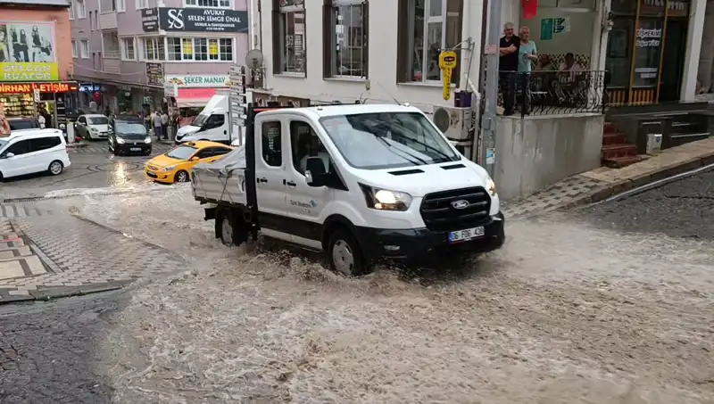 Kısa Sürede Gelen Sağanak Yağışlar Şehri Su Altında Bıraktı