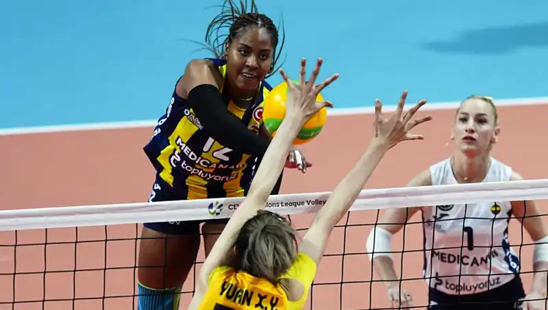 Avrupa'nın Kalbinde Türk Derbisi: Fenerbahçe Vakıfbank'ı 3-0'la Geçti!