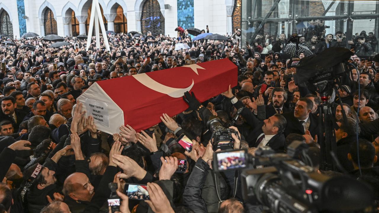 Ferdi Tayfur'un Son Yolculuğuna Binlerce Seveni Eşlik Etti