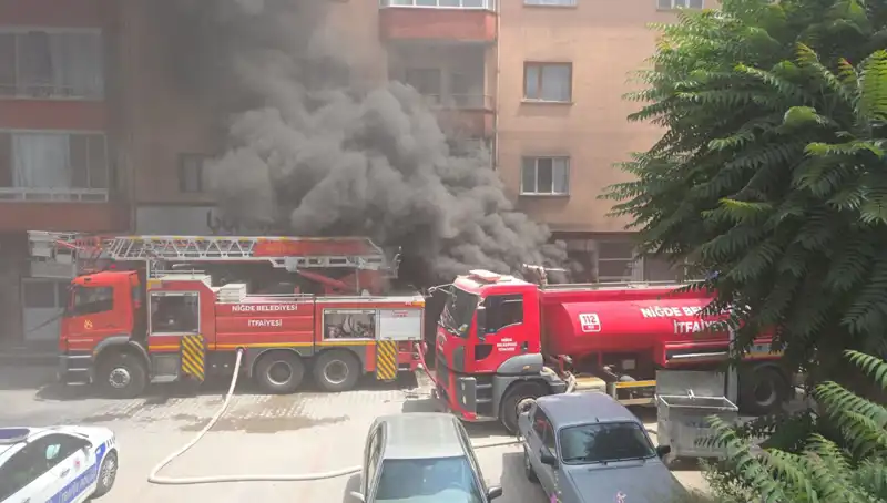 Niğde'de Beyaz Eşya Deposunda Yangın: Büyük Paniğe Neden Oldu
