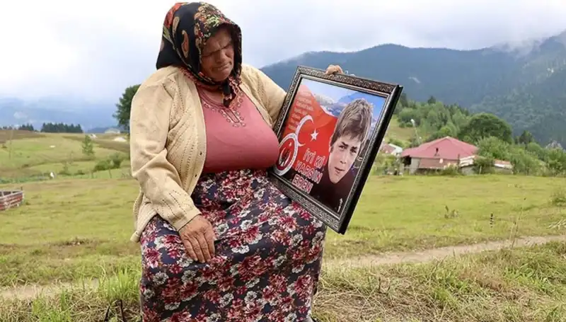DEM Parti, Eren Bülbül'ün Annelerini Unutmadı: Bayram Kutlaması