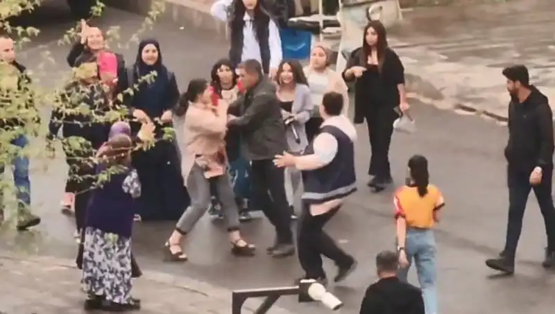 Adliye Önünde Tekmeli Yumruklu Kavga: Olayın Ayrıntıları ve Gözaltılar