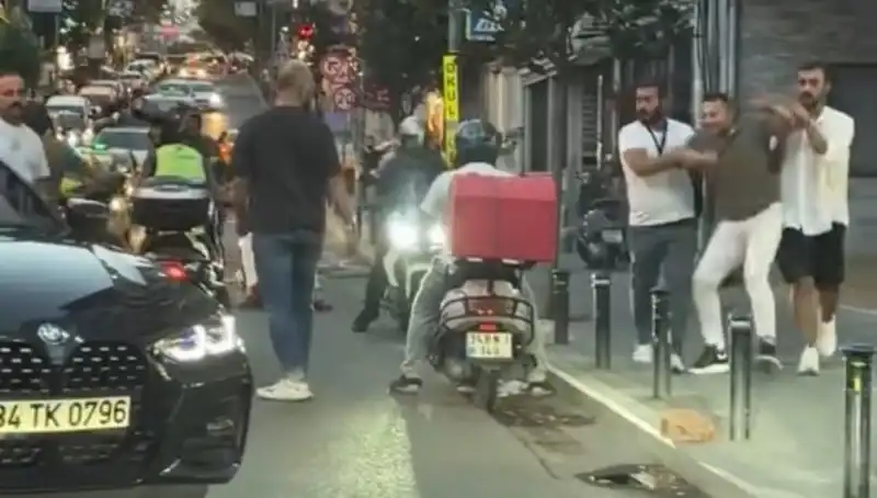 Nişantaşı'nda Yol Verme Kavgasında Sopalı Tartışma: Kadın Dehşeti Yaşadı!