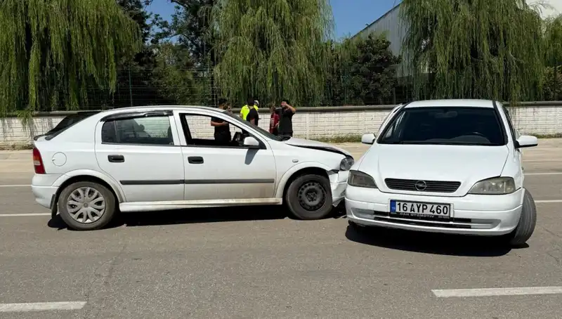 İki Otomobil Çarpıştı: Korkutan Kaza, İki Kişi Yaralandı!